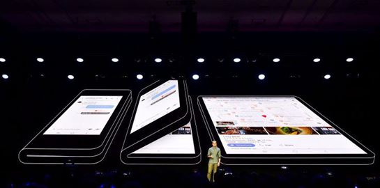 Η Samsung παρουσίασε το πρώτο πτυσσόμενο smartphone της