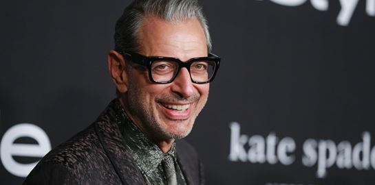 Ο Jeff Goldblum καταρρίπτει ξανά τους κατεξοχήν κανόνες του αντρικού στυλ