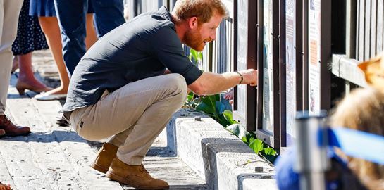 Ο πρίγκιπας Harry δείχνει πώς φοριούνται τα σουέντ παπούτσια