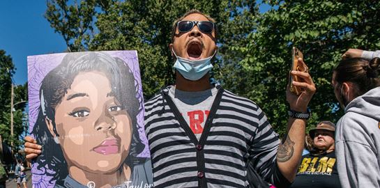 Δεύτερη νύχτα διαδηλώσεων και επεισοδίων για τον θάνατο της Breonna Taylor