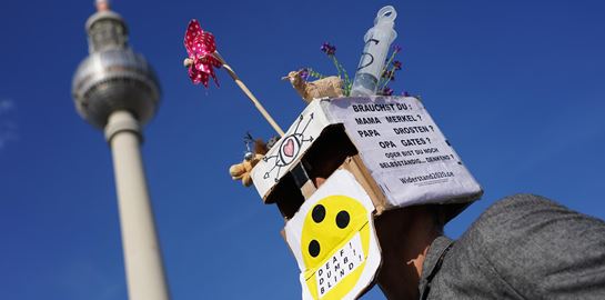 Αντιεμβολιαστές, ακροδεξιοί και συνωμοσιολόγοι διαδηλώνουν στην Γερμανία