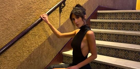 Η Angelina Censori βαδίζει στον &#39;γυμνό&#39; δρόμο που χάραξε η αδερφή της, Bianca