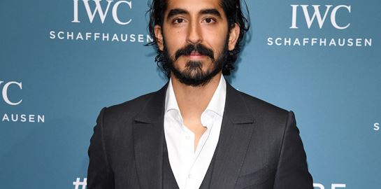 Το νέο hairstyle του Dev Patel έχει κάτι από James Bond