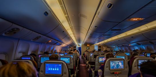 Όσα κάνουν οι ταξιδιώτες σε αεροπλάνα και τρένα και μας σπάνε τα νεύρα