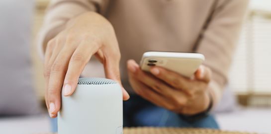 Ποια είναι η φωνή που ακούς καθημερινά στις συσκευές σου αλλά δεν τη ξέρεις;