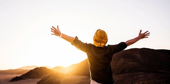 Τι χρώμα ρούχα φοράμε στον ήλιο για να μη ζεσταινόμαστε