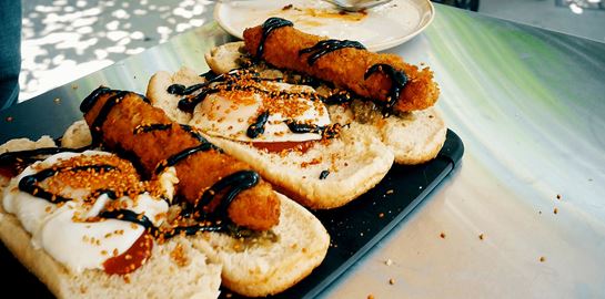 Πώς το street food έγινε gourmet μόδα στην Ελλάδα