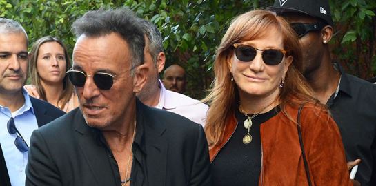 Ο πιο old school casual τρόπος να φορέσεις το μαύρο πουκάμισο