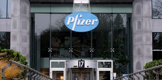 Η Pfizer ετοιμάζει τρίτη ενισχυτική δόση και νέο εμβόλιο για τη μετάλλαξη Δέλτα
