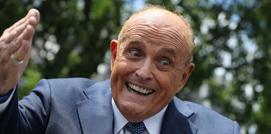 Η σουρεαλιστική αποκαθήλωση του Rudy Giuliani