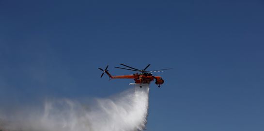 Ανεξέλεγκτες διαστάσεις έχει λάβει η μεγάλη φωτιά στην Κερατέα