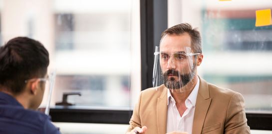 Γιατί οι επιστήμονες προτιμούν τις μάσκες προστασίας από τις πλαστικές προσωπίδες