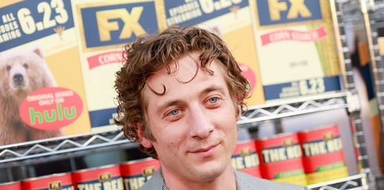 Ο Jeremy Allen White μπορεί και να μας πείσει να κυκλοφορήσουμε με sliders