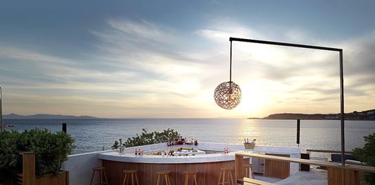 Ένα από τα ομορφότερα bars του καλοκαιριού θα το βρεις στη Βουλιαγμένη