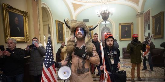 Jake Angeli: Ο εισβολέας-σύμβολο της επίθεσης στο Καπιτώλιο