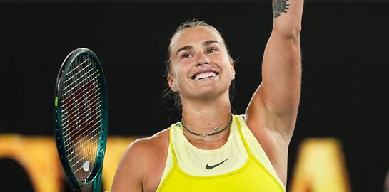 H Aryna Sabalenka έκανε πως "ουρεί" πάνω στο βραβείο από το Australian Open και ξεσήκωσε αντιδράσεις (video)
