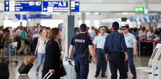 Η ΕΛΑΣ συνέλαβε 21 Ιταλούς ακροδεξιούς στο Ελ. Βενιζέλος