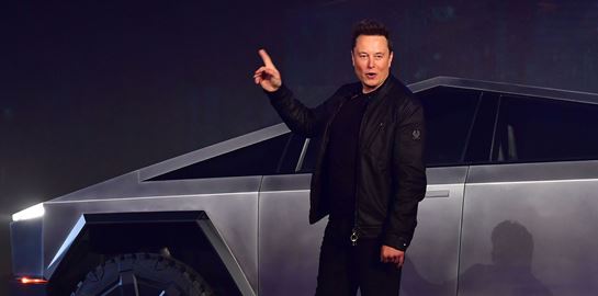 Ο Elon Musk πλουτίζει ακόμα περισσότερο, η Tesla προχωρά σε περικοπές μισθών