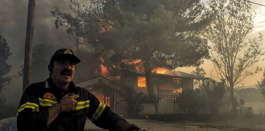 Τι γράφει ο ξένος τύπος για τις πυρκαγιές στην Αττική