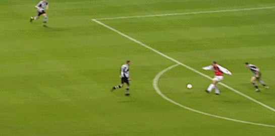 22 χρόνια από το αριστούργημα του Dennis Bergkamp