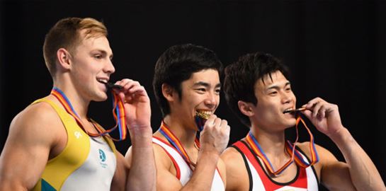 Γιατί οι Ολυμπιονίκες δαγκώνουν τα μετάλλια