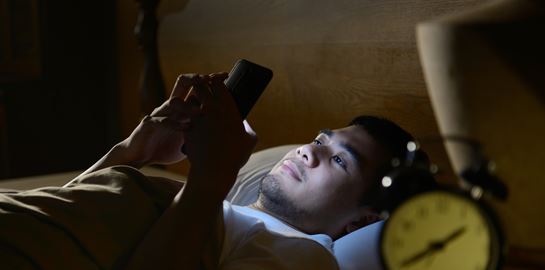 Γιατί κάνει κακό το σκρολάρισμα στο κινητό;