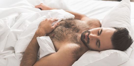 Τα πλεονεκτήματα του να κοιμάσαι χωρίς ρούχα