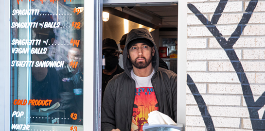 Σε άλλα νέα, ο Eminem σερβίρει μακαρονάδες στο Ντιτρόιτ