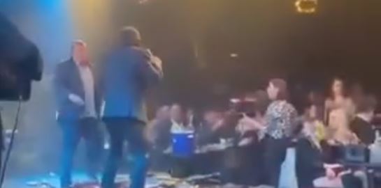 Θαμώνας ανέβηκε στην πίστα και χτύπησε τον Αντύπα