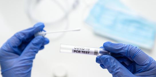 Tο PCR test μπορεί να δείχνει θετικό μετά την πέμπτη μέρα. Αλλά γιατί;