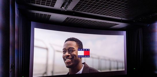 Tommy Hilfiger x F1- Η ΤΑΙΝΙΑ: Η πολυαναμενόμενη avant-première της Αθήνας γεμάτη μόδα, racing vibes και κινηματογραφική αίγλη