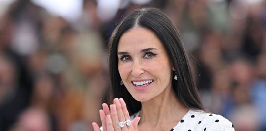 H Demi Moore μόλις προσγειώθηκε στους Παξούς