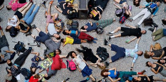 Ακτιβιστές κάνουν έκκληση στη βιομηχανία της μόδας για την κλιματική αλλαγή