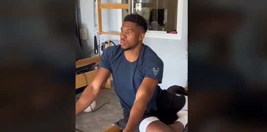 Ο Γιάννης Αντετοκούνμπο ζορίζεται στο πιλάτες και τα σχόλια μυρίζουν Ελλάδα (video)