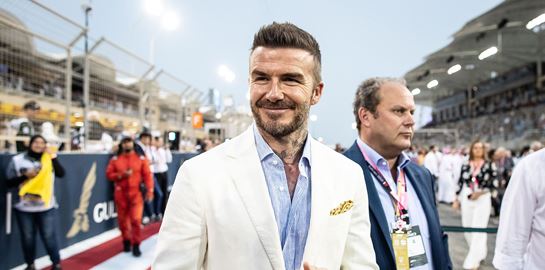 Ανοιχτόχρωμο blazer, μία φωτεινή εναλλακτική στο navy blue