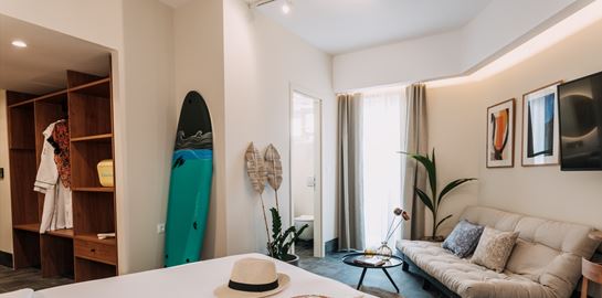 DAVE by the beach Loutraki: Διακοπές δίπλα στη θάλασσα, μία ώρα από την Αθήνα