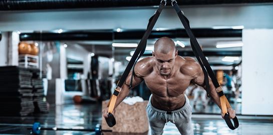 Γυμνάζοντας ολόκληρο το σώμα με έναν ιμάντα TRX