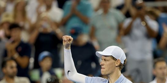 Γιατί ο Jannik Sinner ξεκίνησε να φοράει μανίκι