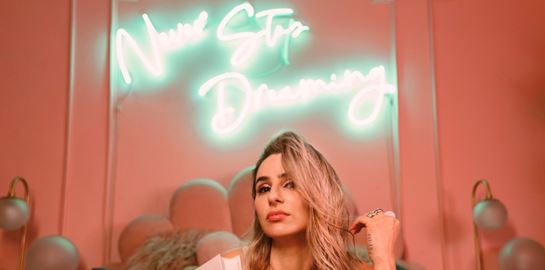 Λατρέψαμε τη νέα διασκευή της Kid Moxie στο Maestro του Χριστόφορου Παπακαλιάτη