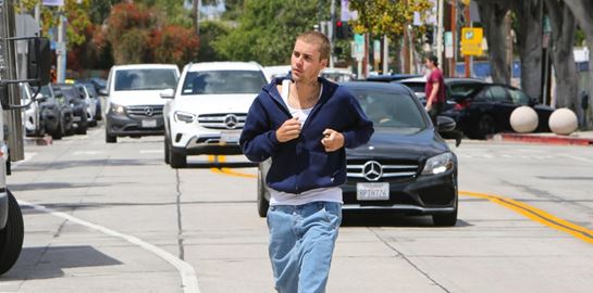 Baggy jeans όπως του Justin Bieber για μία χαλαρή casual Friday