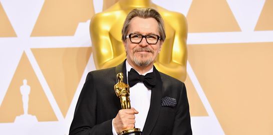 Σεναριογράφος μηνύει τον Gary Oldman για την ταινία Darkest Hour