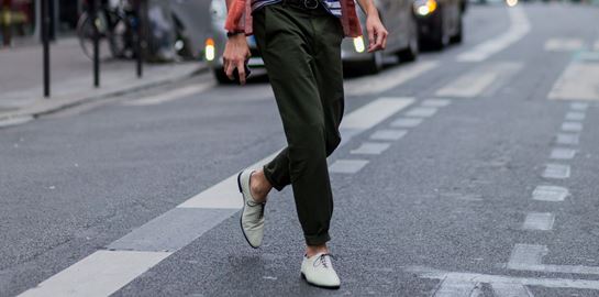 Τα χρωματιστά παντελόνια ζωντανεύουν κάθε φθινοπωρινή/χειμωνιάτικη σου εμφάνιση