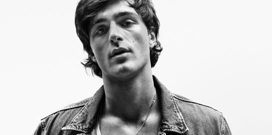 Η Calvin Klein επιστρέφει στα essentials