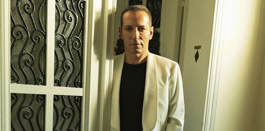 Ο πιο cool τρόπος να φορέσεις το off white σακάκι σμόκιν από τον στιλίστα Στέφανο Ζαούση