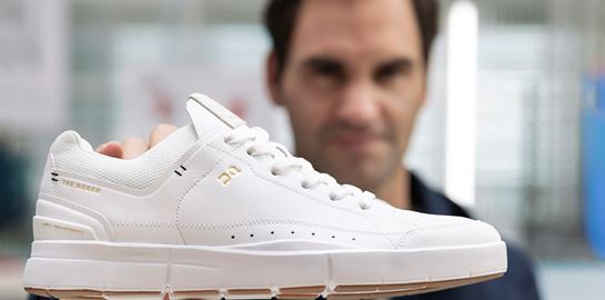 Τα λευκά sneakers του καλοκαιριού ανήκουν στον Roger Federer