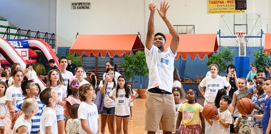 Πώς τα αδέρφια Αντετοκούνμπο στηρίζουν τις οικονομικά ευάλωτες οικογένειες