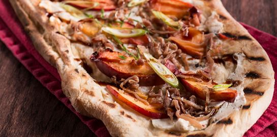 Η συνταγή για πίτσα με ροδάκινο και προσούτο