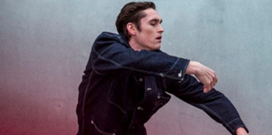 Η κόκκινη συλλογή της Levi’s έχει κάτι από τα 90s