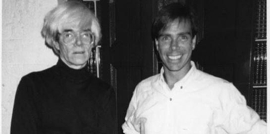Στο Tommy Factory, ο Tommy Hilfiger εμπνέεται από τον Andy Warhol