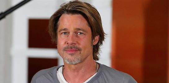 Ο 90s ενδυματολογικός συνδυασμός του Brad Pitt